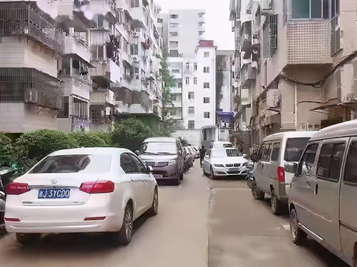 小区路面隐形台阶频发，多车侧翻事故引发关注